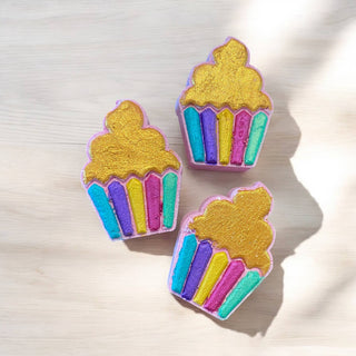 Cupcake Bath Bomb with Surprise Coin – Large Oatmeal & Milk Fizzy